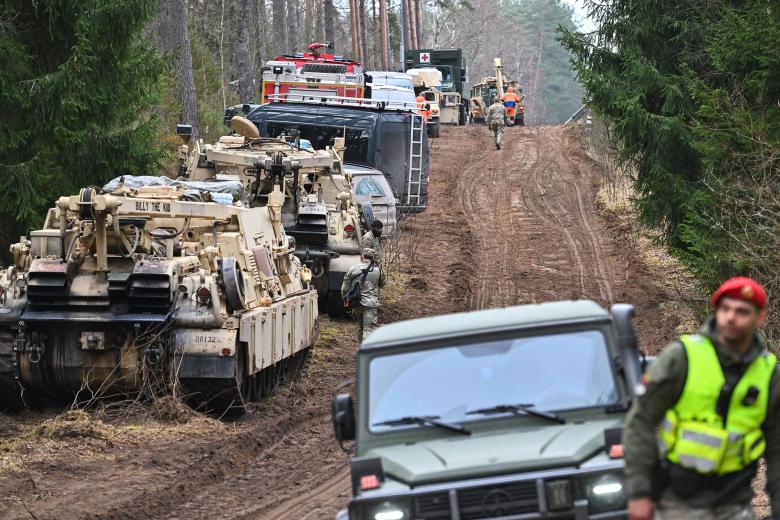 Ситуация на военном полигоне недалеко от города Пабраде. Четыре американских солдата были объявлены пропавшими без вести 25 марта