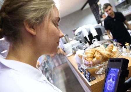Google Pay научилась оплачивать покупки по лицу и отпечатку пальца