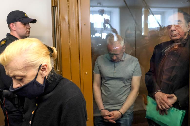 Юрист Михаил Цивин, нотариус Дмитрий Бублий и актриса Наталья Дрожжина во время оглашения приговора в Замоскворецком суде