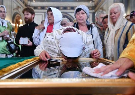 Огромная очередь выстроилась в Москве к мощам Петра и Февронии
