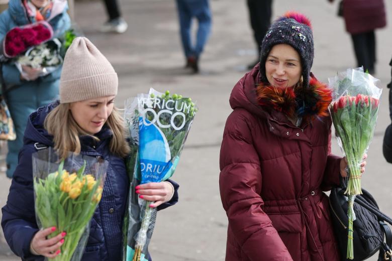 Женщины с цветами около Рижского рынка