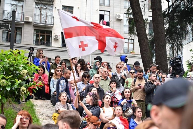 Противники закона «О прозрачности иностранного влияния» проводят акцию протеста в Тбилиси