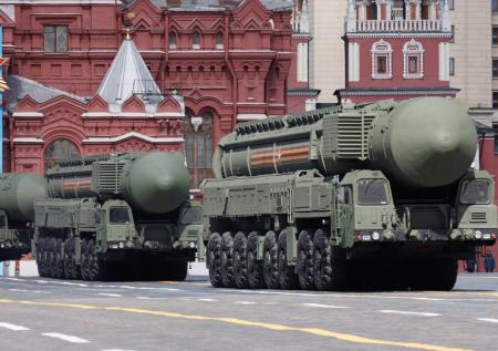 Враг не пройдет: «Ярсы» и «Искандеры» выдвинулись на парад Победы в Москве