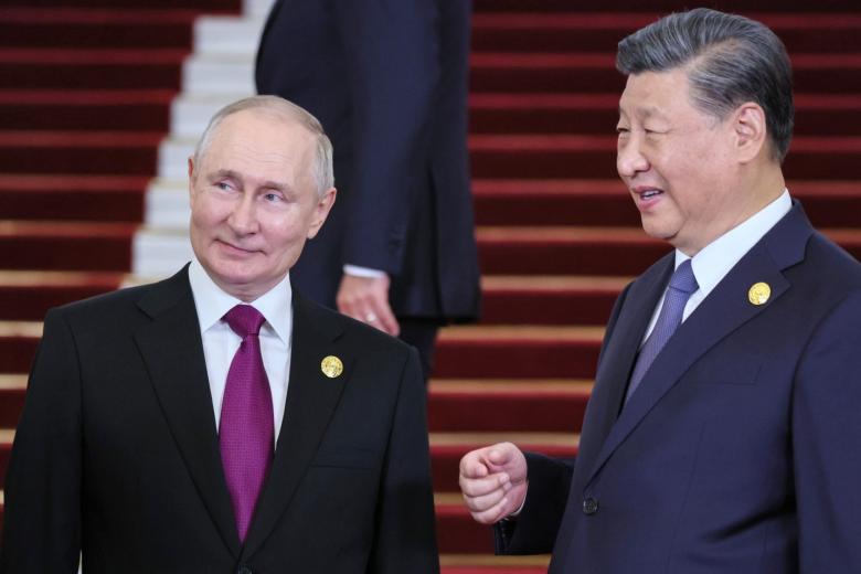 Президент РФ Владимир Путин и председатель КНР Си Цзиньпин (справа) во время встречи в Пекине