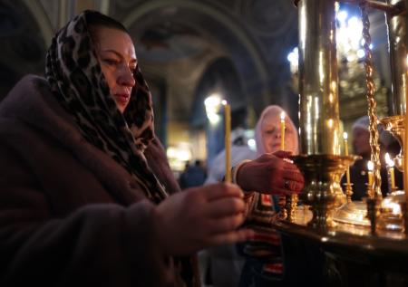 Священник объяснил запрет ставить в церкви свечи, купленные в другом храме