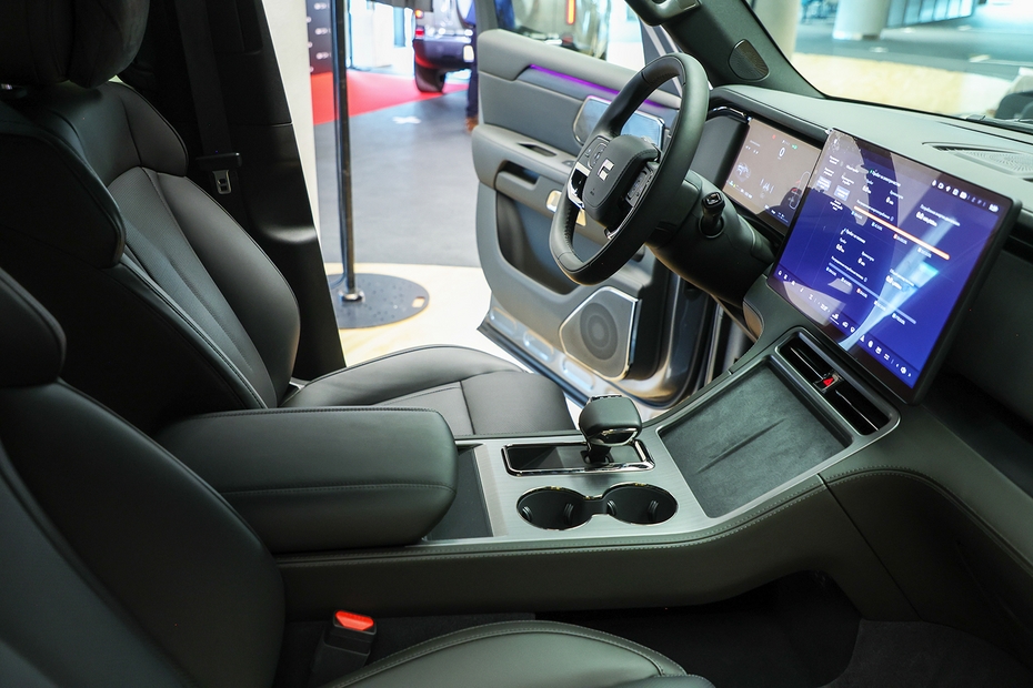 Интерьер автомобиля ROX 01 в дилерском центре АГ «Авилон»