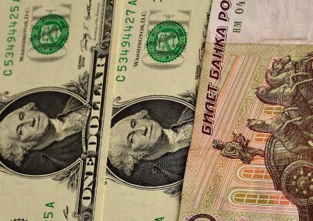 Между санкциями и дедолларизацией: рубль больше ценят за рубежом