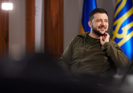 Зеленский показал фото украинского военного с эмблемой СС на экипировке