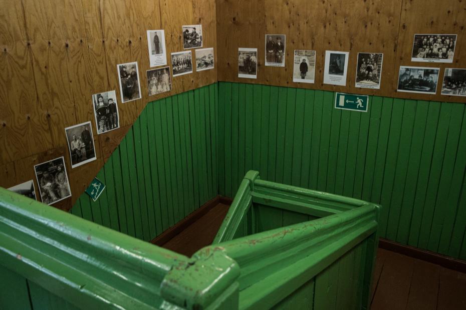 Архивные фотографии с жителями села на леснице библиотеки