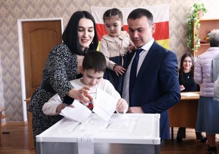 Кандидаты в президенты Южной Осетии проголосовали на выборах