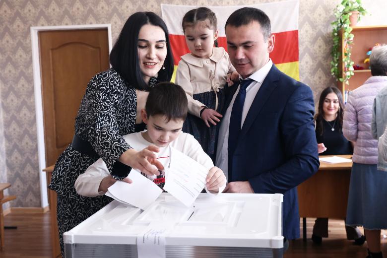 Кандидат на пост президента, депутат Гарри Мулдаров со своей супругой Ариной и детьми во время голосования на избирательном участке №22.