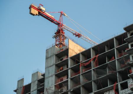 Автокран опрокинулся на стройплощадке на северо-востоке Москвы