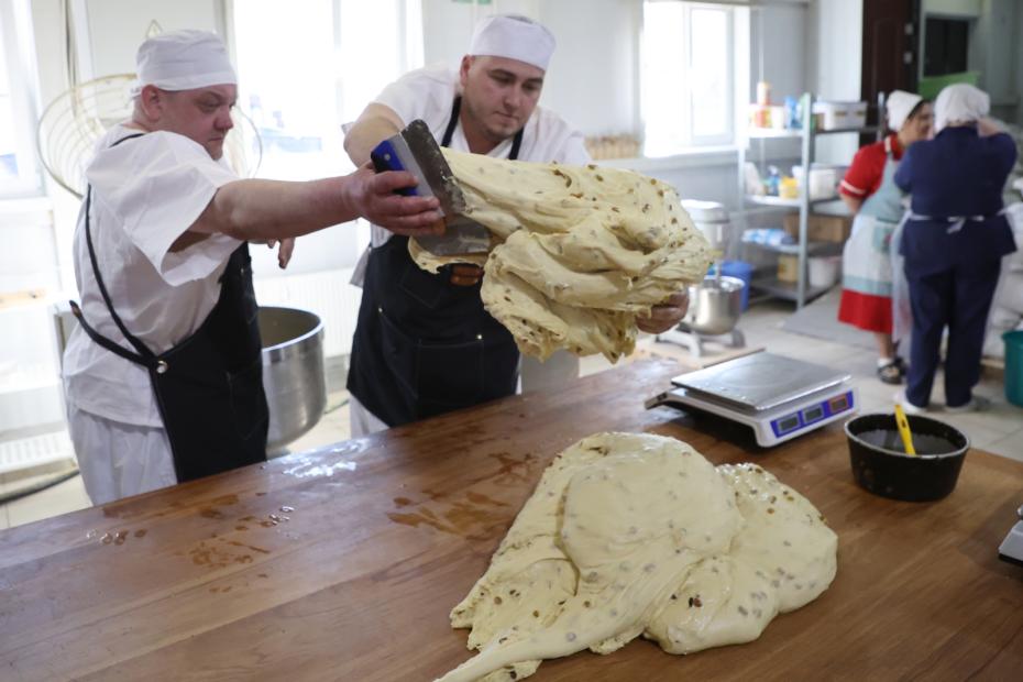 Приготовление теста для куличей на кухне Введенского Владычного женского монастыря