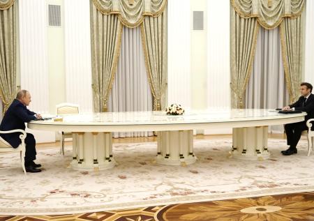 Дизайнер описал архитектурные особенности длинного стола Путина