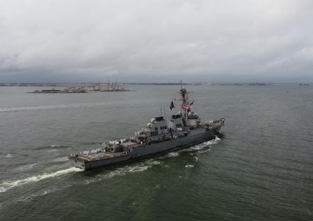 Американский ракетный эсминец продолжил операцию в Чёрном море