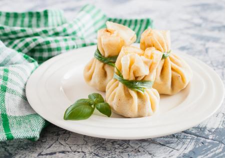 Блинные мешочки с капустой и яйцом — сытная вкуснятина с сюрпризом внутри!