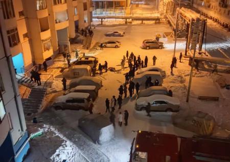 В Якутске под окнами дома взорвался автомобиль