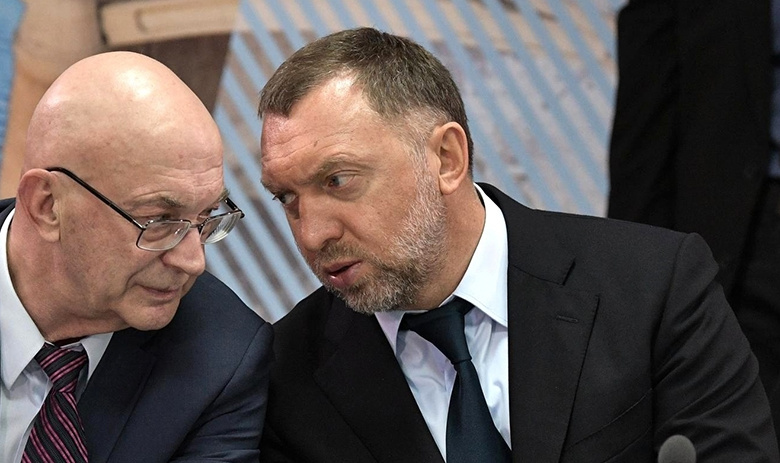 Олег Дерипаска (справа)