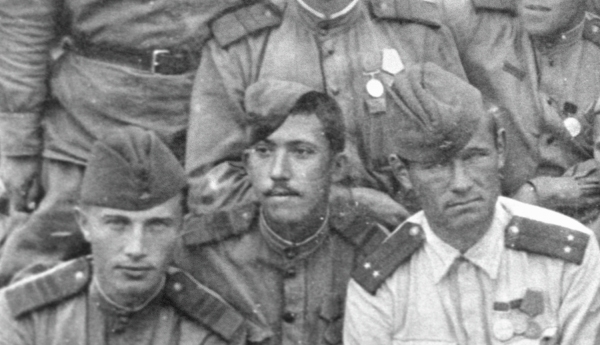 Юрий Никулин (в центре), служащий зенитчиком во время Великой Отечественной войны 1941–1945 годов