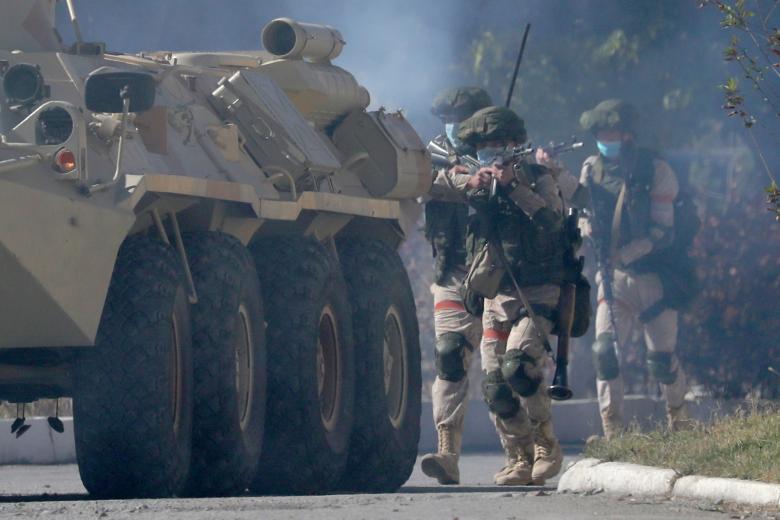 Таджикистан. Душанбе. Военнослужащие во время тренировки антитеррористического подразделения с отработкой вопроса нападения на КПП на территории 201-й российской военной базы