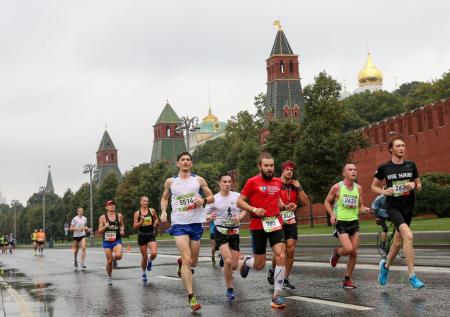 В Московском полумарафоне участвуют почти 16 тысяч бегунов 