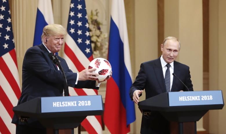 Президент США Дональд Трамп и президент РФ Владимир Путин (слева направо)