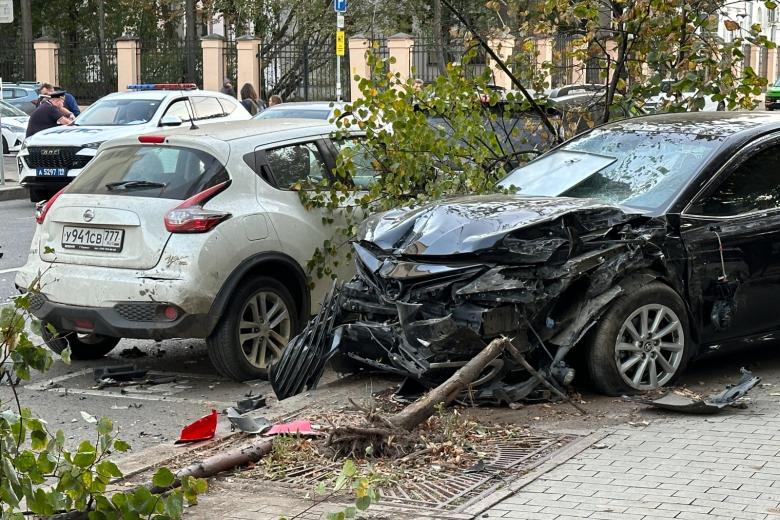 Последствия наезда автомобиля на пешехода и стоящие машины на Миусской площади