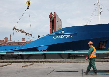 В Калининград прибыло судно «Холмогоры» с запрещенными ЕС грузами