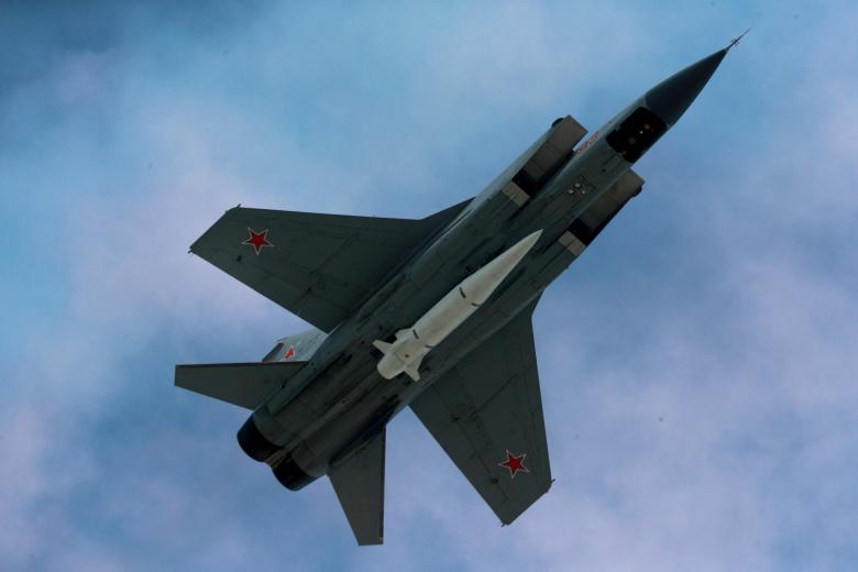 Многоцелевой истребитель МиГ-31 с гиперзвуковой ракетой «Кинжал»