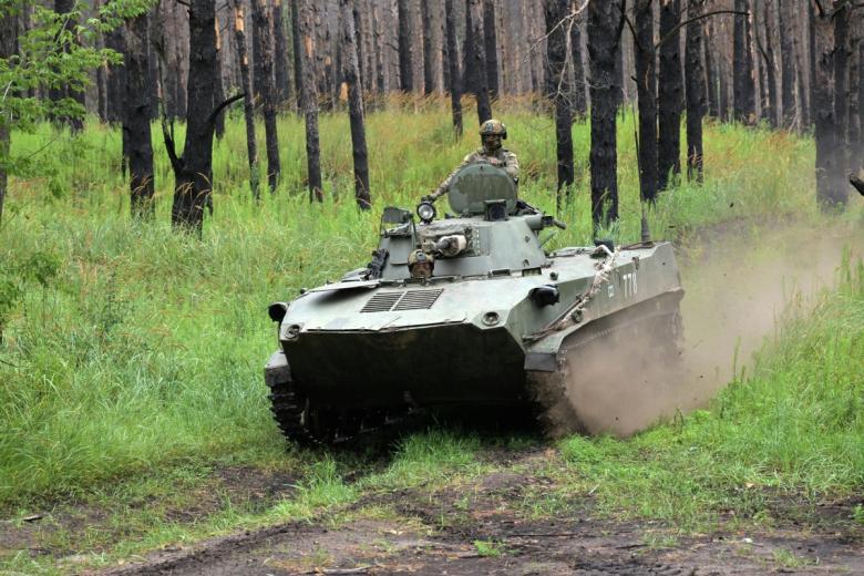 Военнослужащие подразделения тылового обеспечения Ивановского гвардейского соединения ВДВ Вооруженных сил РФ на БМД-2 в зоне специальной военной операции