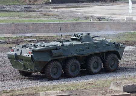 Появились кадры с раздавленной БТР легковушкой в Махачкале