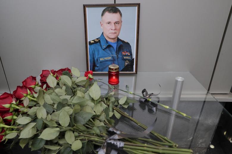 Цветы у здания МЧС в Москве в память о погибшем министре Зиничеве