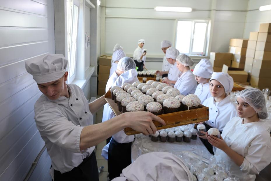 Студенты кулинарного колледжа помогают готовить куличи на кухне Введенского Владычного женского монастыря