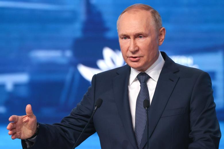 Владимир Путин на пленарном заседании Восточного экономического форума