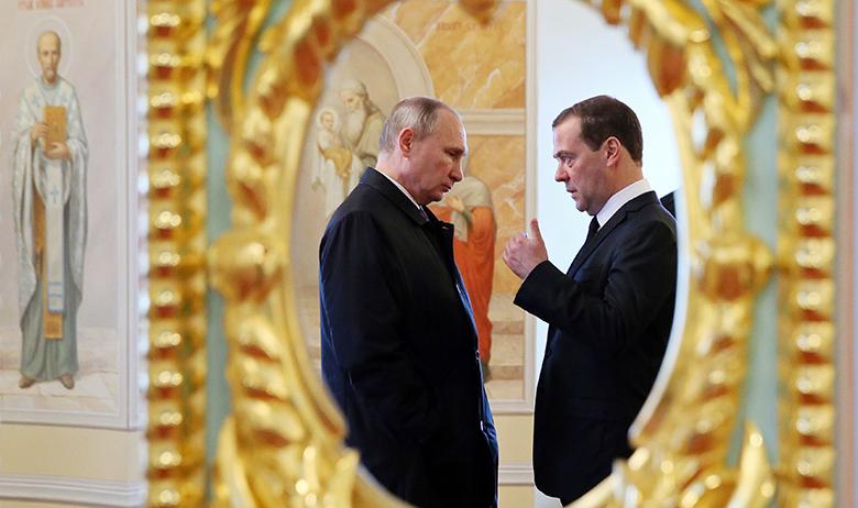 Президент РФ Владимир Путин и Дмитрий Медведев