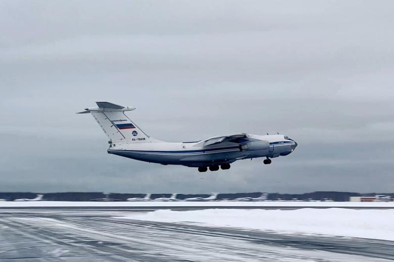 Военно-транспортный самолет Ил-76 с российскими миротворцами