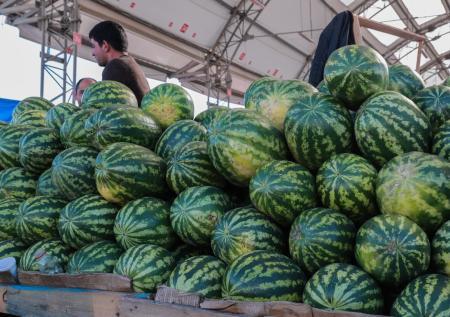 В Москве двое мужчин отравились арбузом, один из них в реанимации
