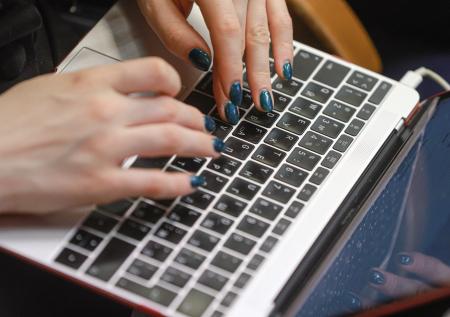 Психолог объяснил, почему люди привязаны к соцсетям