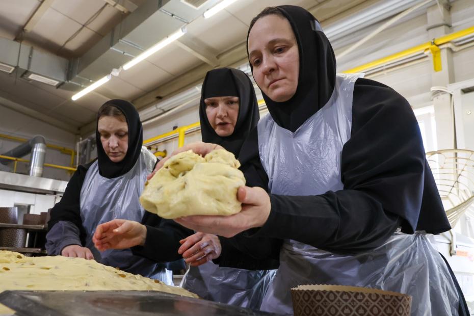 Монахини готовят тесто для куличей на кухне Введенского Владычного женского монастыря