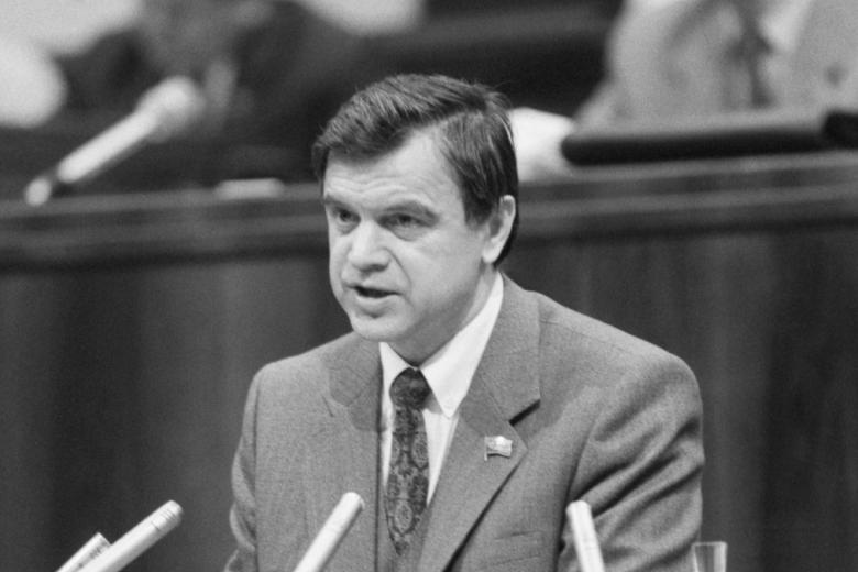 1 декабря 1992 г. Председатель Верховного совета РФ Руслан Хасбулатов во время выступления на заседании в Большом Кремлевском дворце