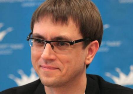 Украинскому министру подарили торт в виде руин Кремля