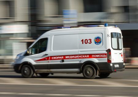 Старушка рухнула на автомобиль, инсульт от приколов: дикие ЧП за день