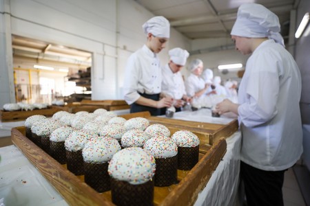 Как пекут пасхальные куличи в Введенском монастыре: секреты рецепта