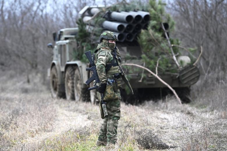 Военнослужащий артиллерийского расчета реактивной системы залпового огня (РСЗО) «Ураган»