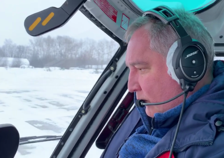Рогозин показал, как управляет вертолётом