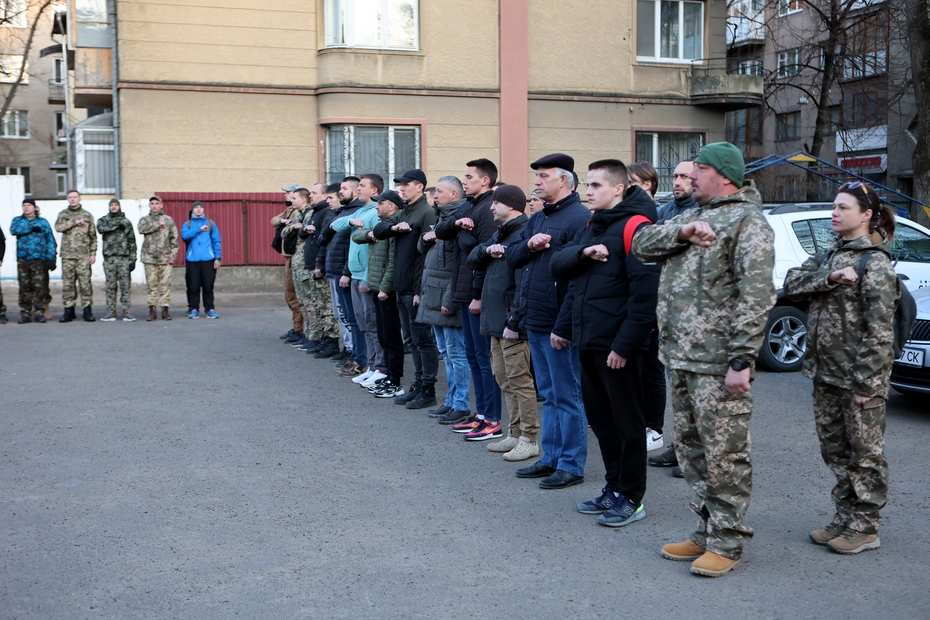 Члены военного добровольческого подразделения во время церемонии присяги. Ивано-Франковск. Украина