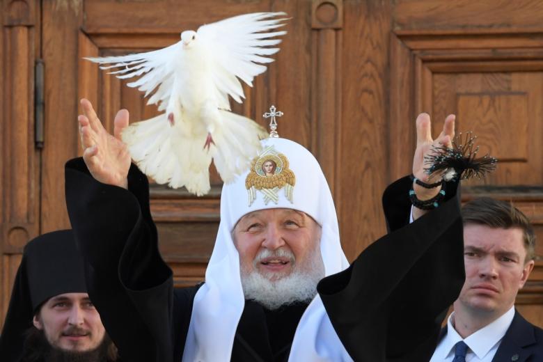 Патриарх Московский и всея Руси Кирилл выпускает голубей после божественной литургии в Благовещенском соборе Московского Кремля