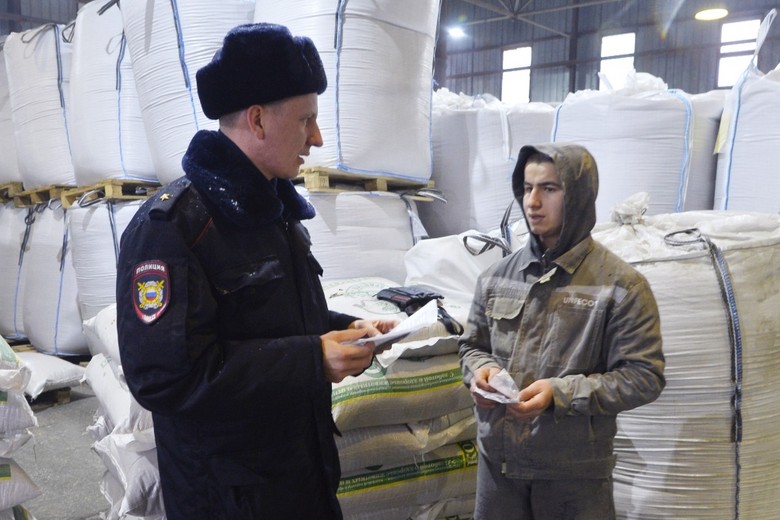 Сотрудник полиции проверяет документы у мужчины во время оперативно-профилактических мероприятий «Нелегальный мигрант»