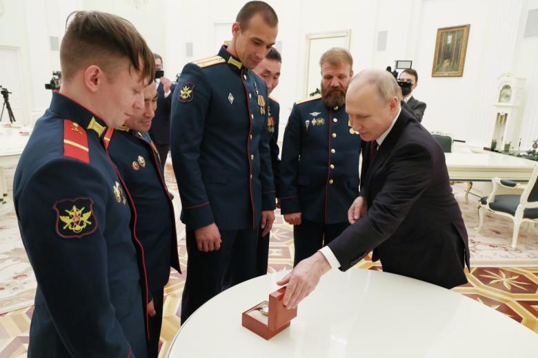 Экипаж танка «Алеша» во время встречи с президентом РФ Владимиром Путиным в Кремле
