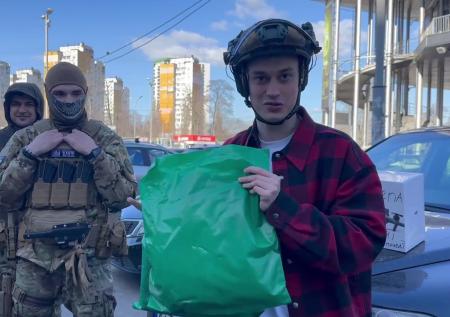 Выдворенный из России блогер Некоглай привез в Киев дроны и машину для ВСУ